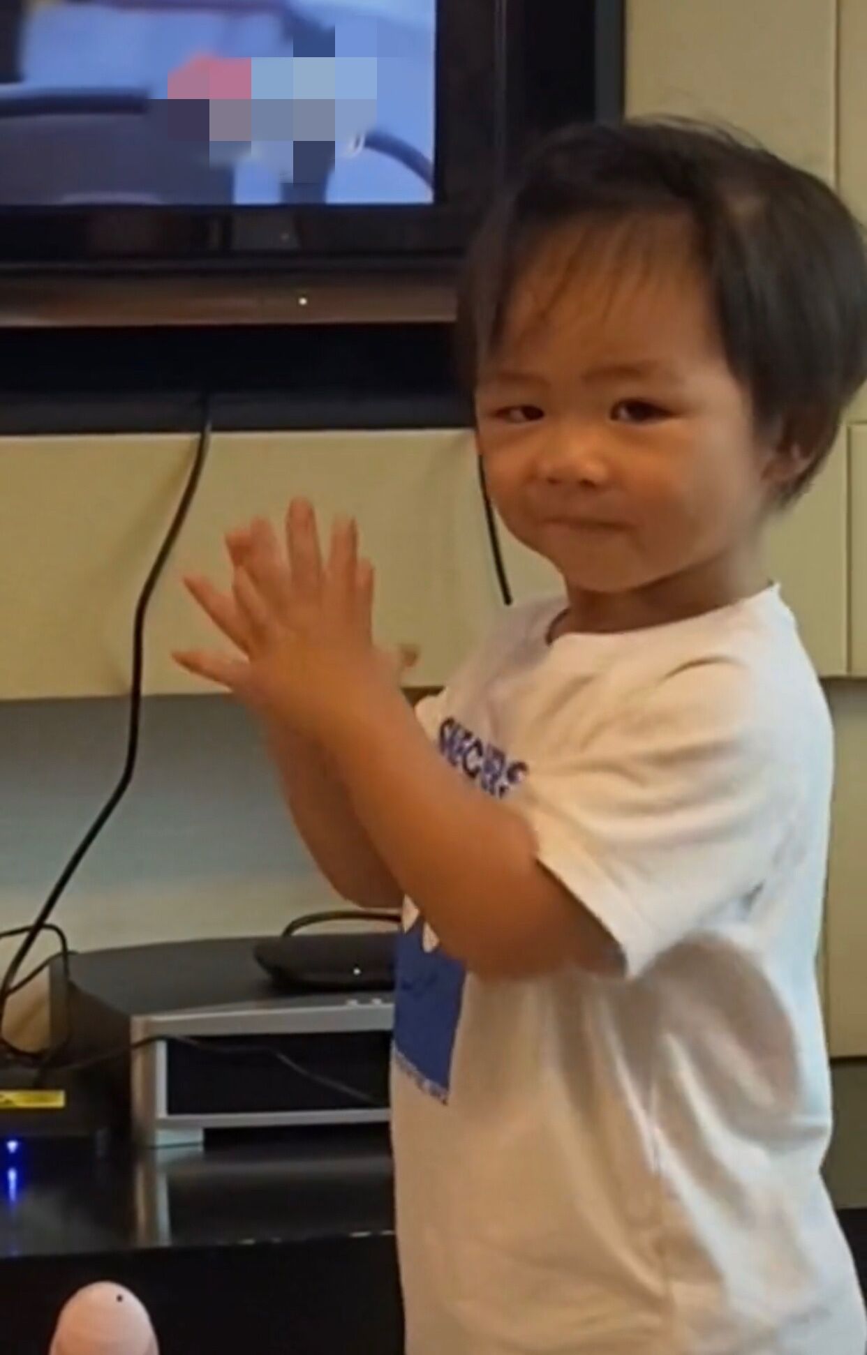 蔡少芬晒娃曝光家中内景，客厅狭小装修朴实，网传千万豪宅仅80平