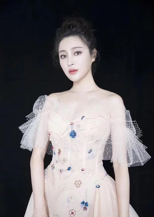 甘婷婷美得认不出，穿雪纺拖地连衣裙配丸子头