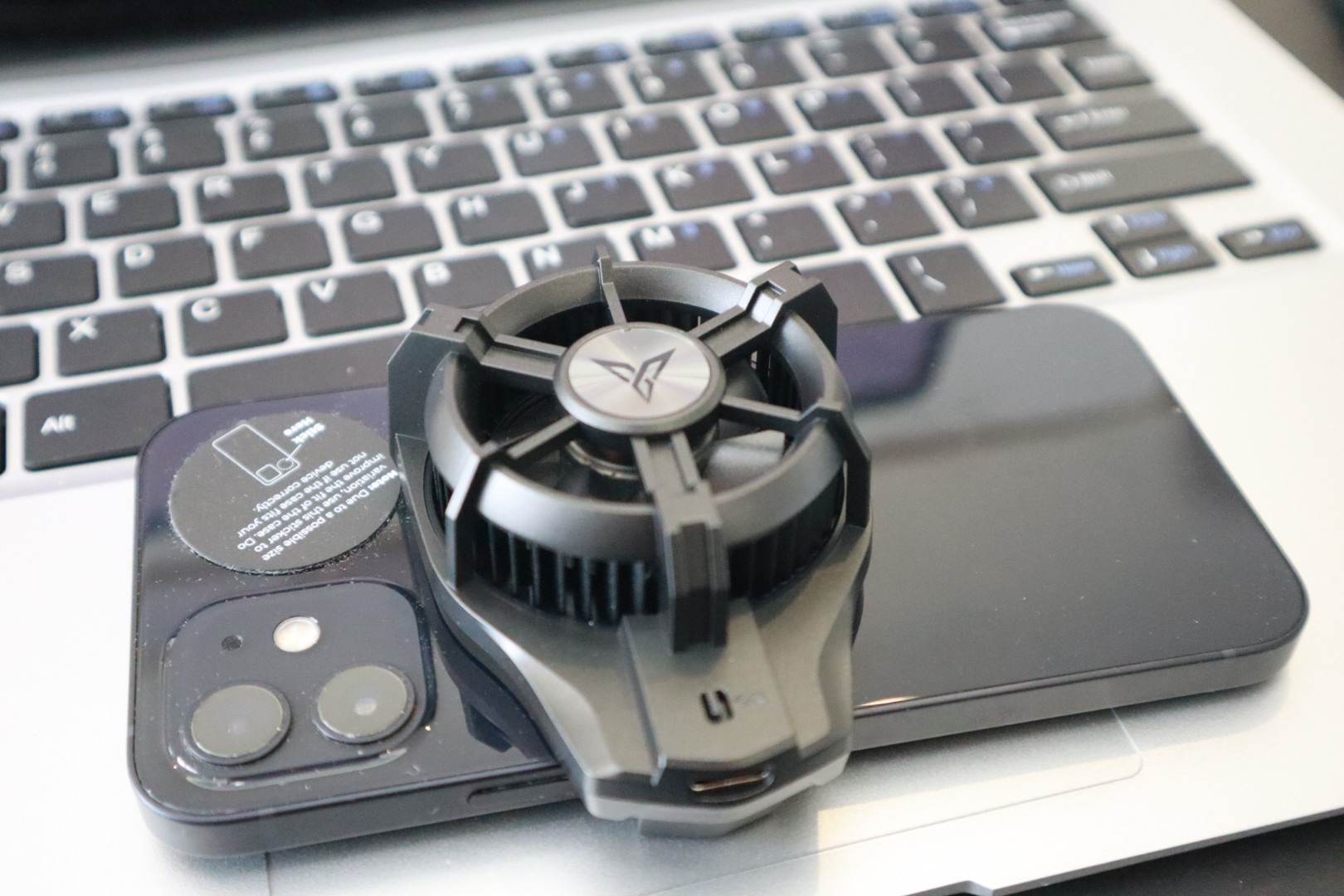 夏天到了别忘了给手机降降温，飞智蜂翼2Pro手机散热器评测