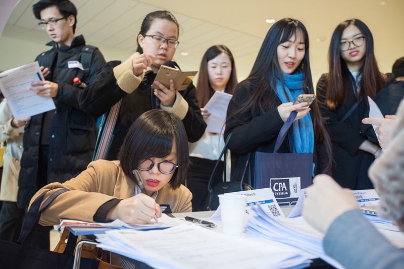 实在出人意料！这些留学生放弃绿卡和高薪，回国当起了农民