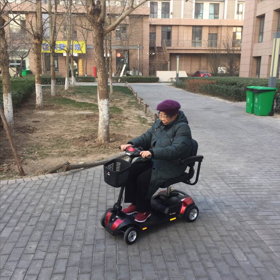 老年人出门就选开天乐智能代步车
