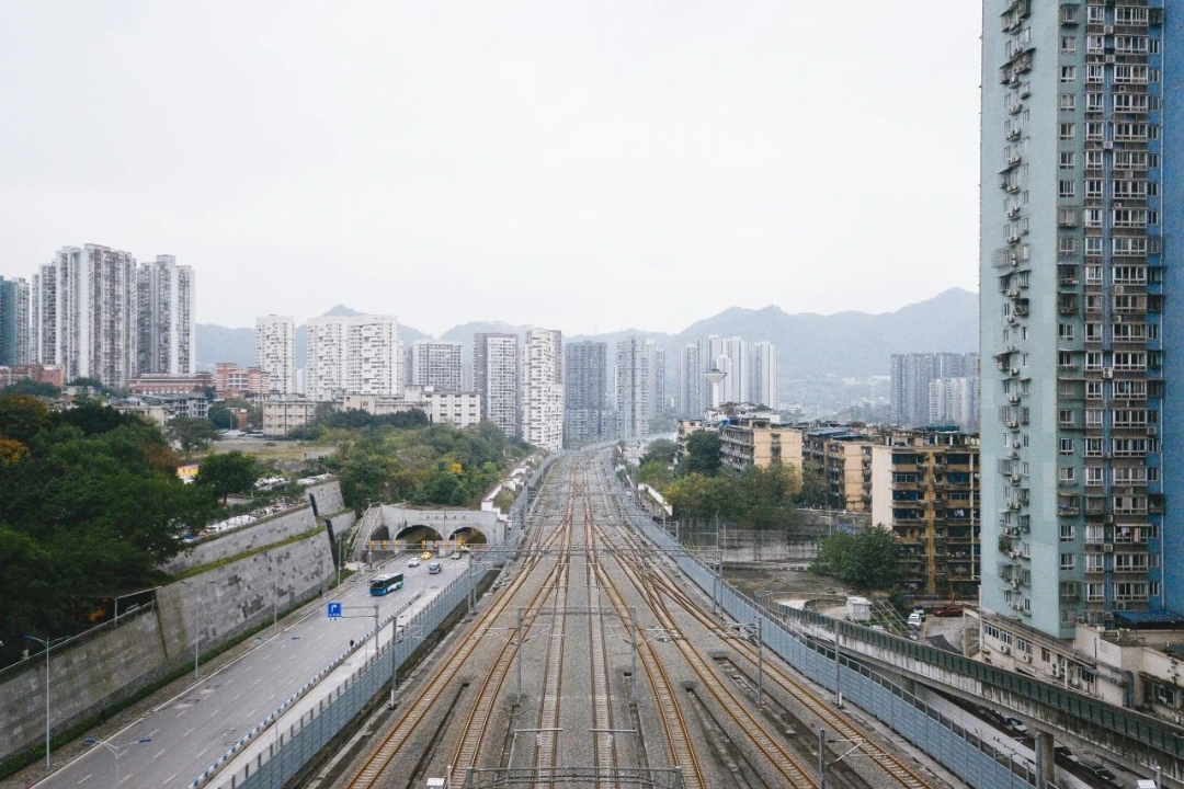 高铁穿楼，全国首个高铁商圈TOD开业即爆红，这次又是龙湖