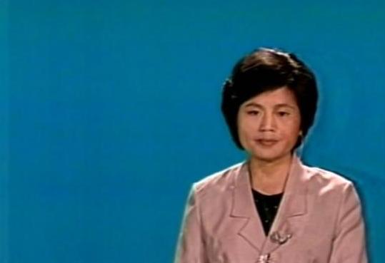 她主持《新闻联播》零失误，曾获金话筒奖，却