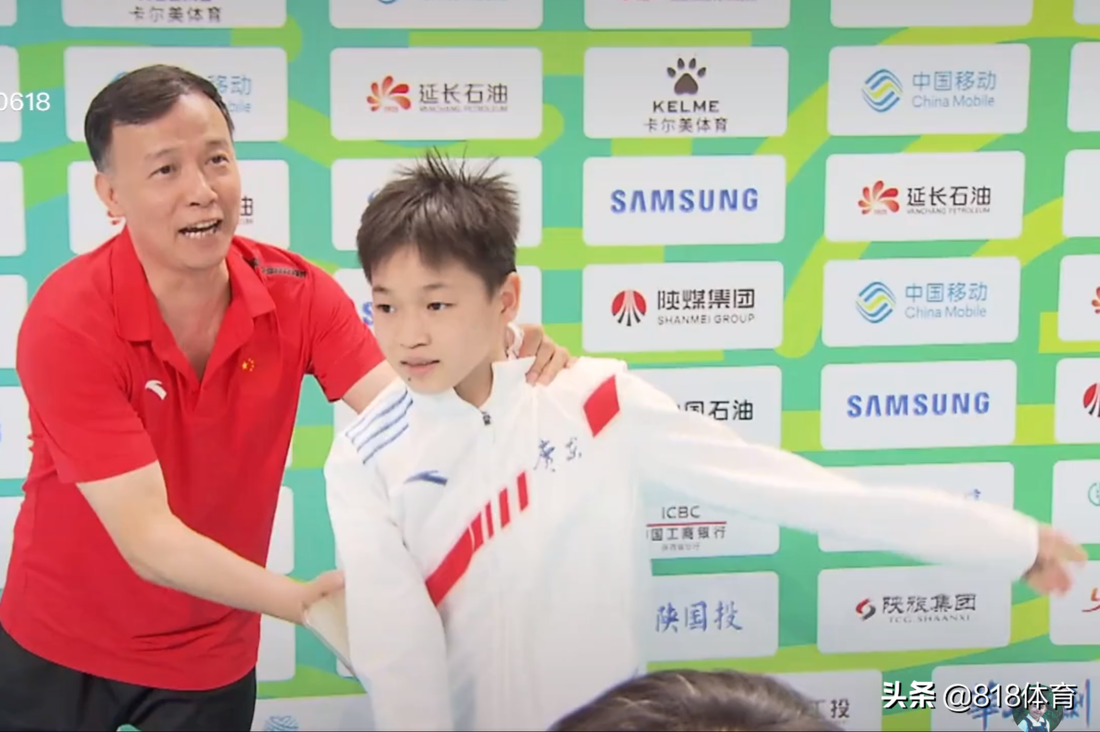 可爱!全红婵经过混采区被记者拉着采访,何教练赶紧薅衣领将她拽走