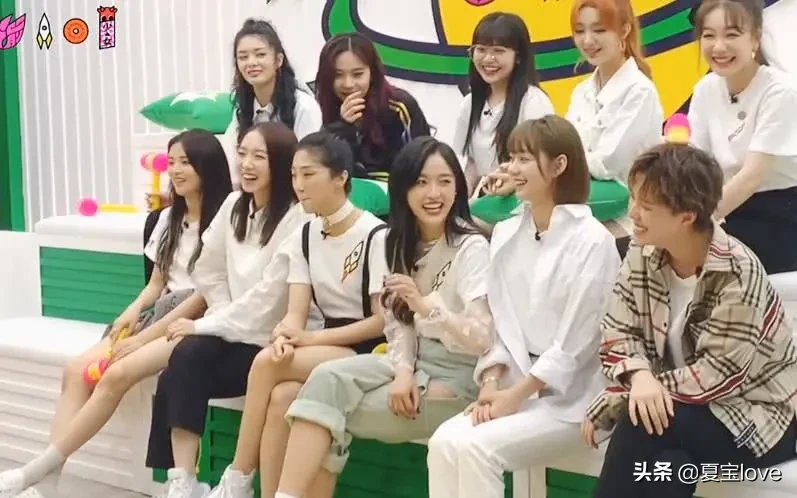 火箭少女录节目时，谁注意杨超越鞋子咋了？有