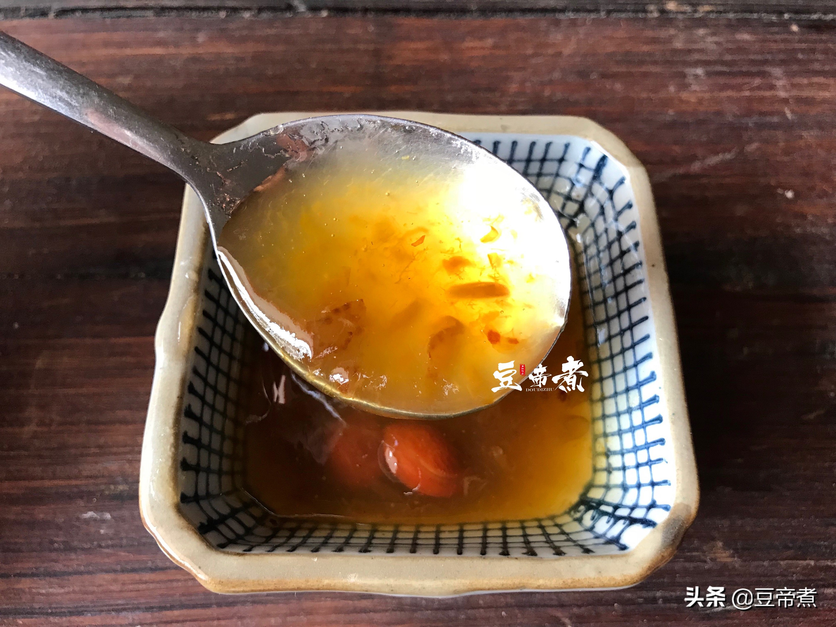 “毛豬”價格跌破10塊錢，趁著豬肉降價，鹵點豬腳解解饞，真香