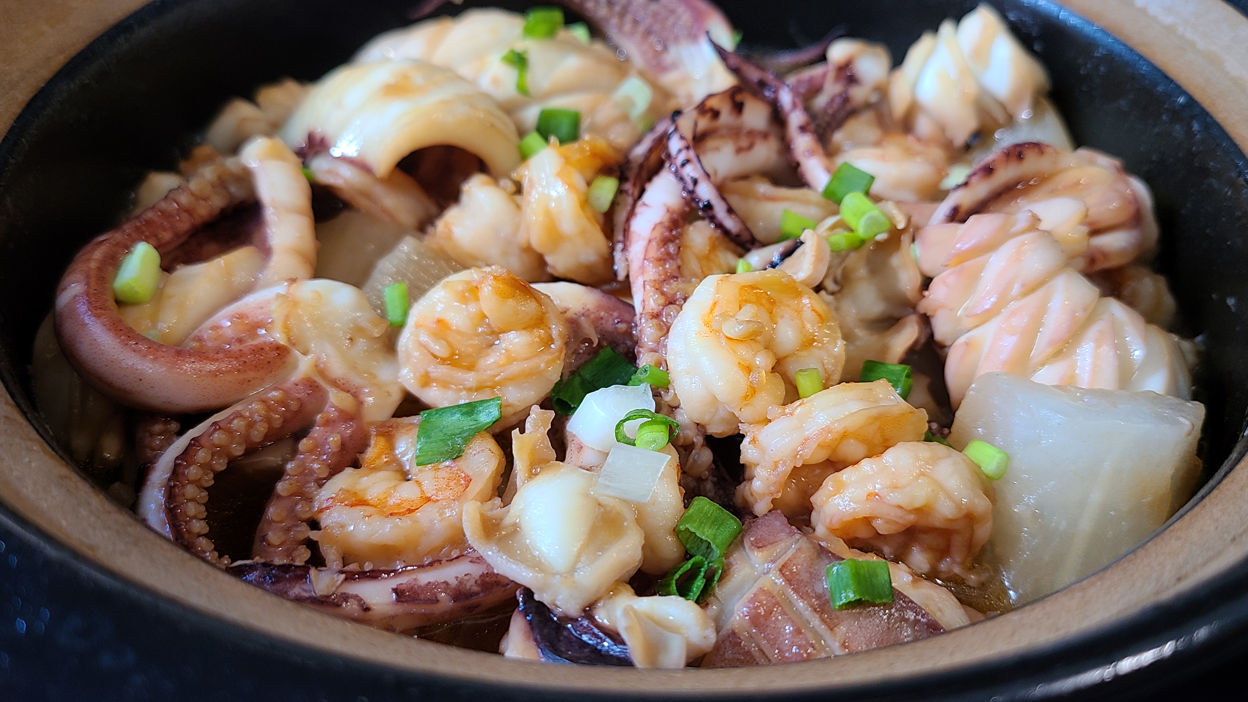 蘿蔔燉海鮮，又鮮又好吃，做法很簡單，天冷吃這個正好