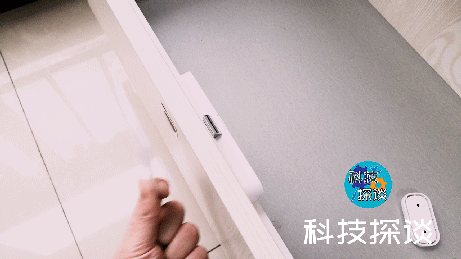 衣柜抽屉免打孔就能自由锁闭，靠刷卡控制开闭，易锁宝感应锁测评