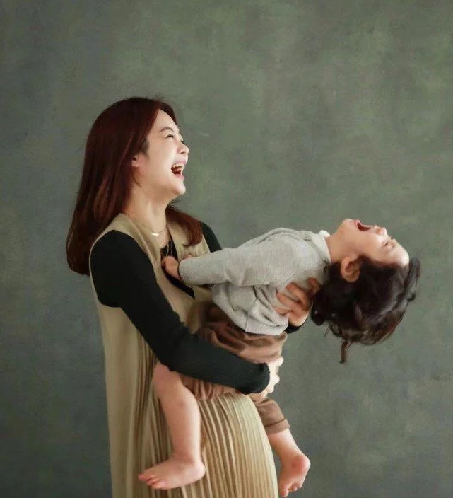 为母则刚！蔡琳离婚风波后晒出儿子照片，五官