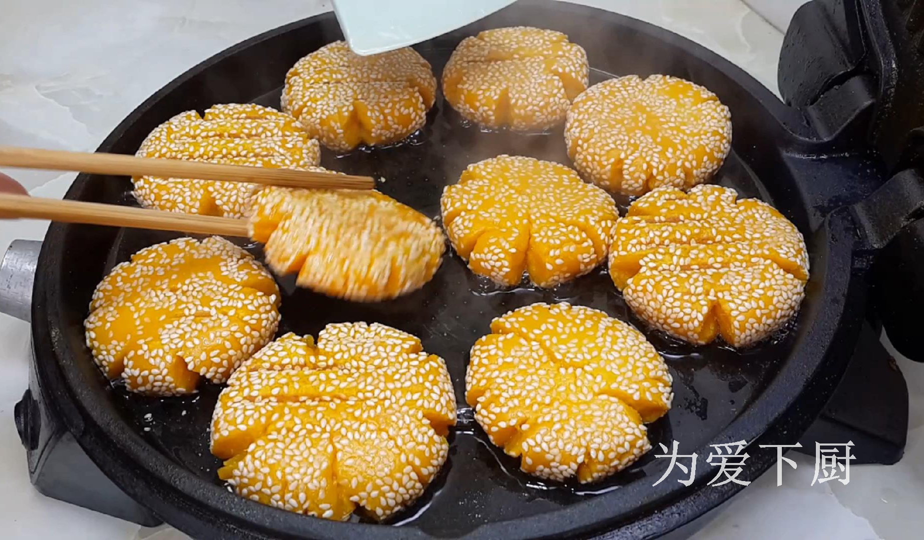 烙南瓜餅時，記住不要直接烙餅，大廚教你兩招，個個軟糯又香甜