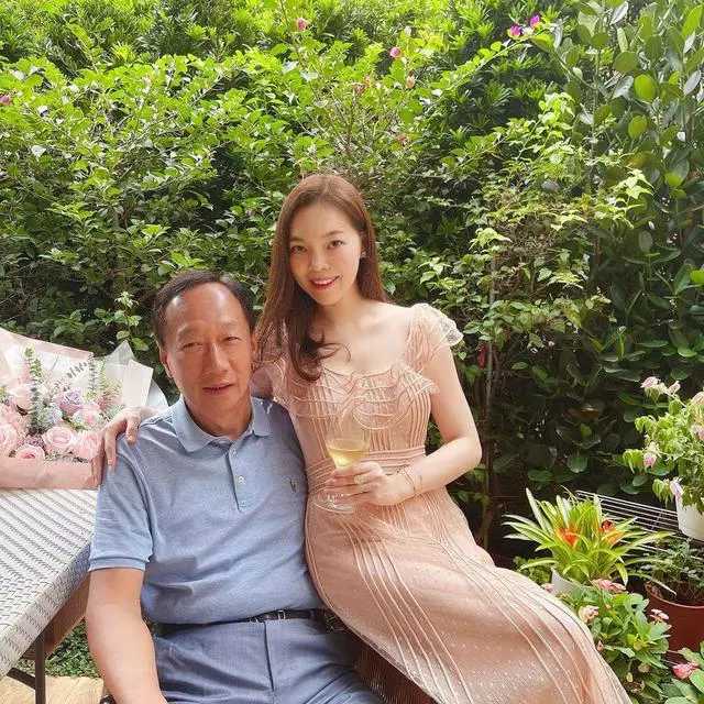 富士康老板娘罕秀恩爱，与70岁老公喝香槟庆结婚13年，仍想拼4胎