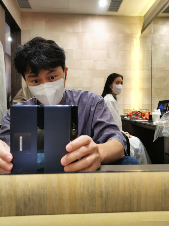 张智霖陪老婆理发宠溺放闪，夫妻恩爱同框，袁咏仪眼神抢镜