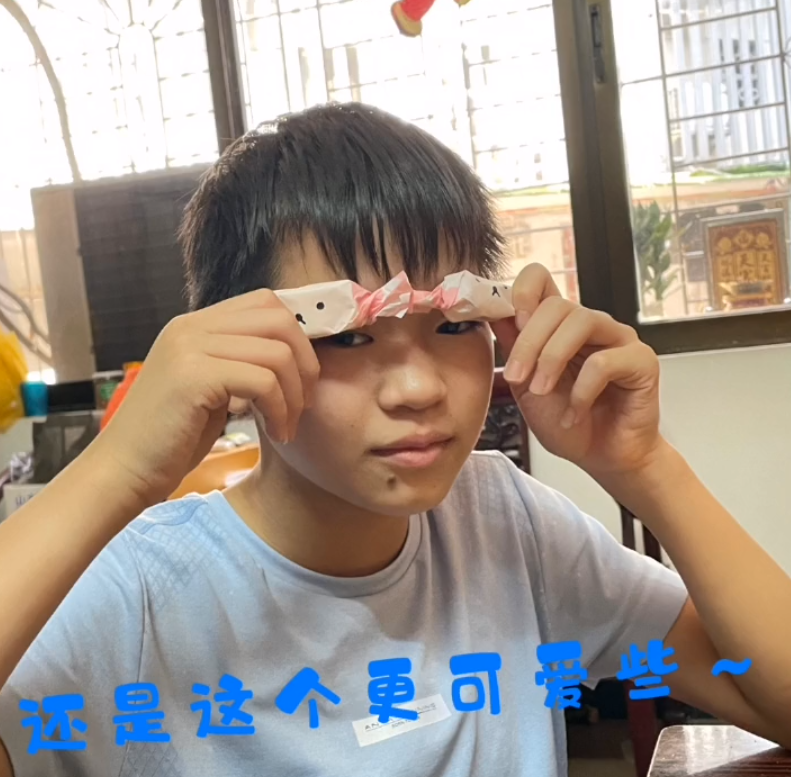 全红婵到教练家做蛋糕，脸伸进模具做鬼脸，教练双手叉腰温柔注视