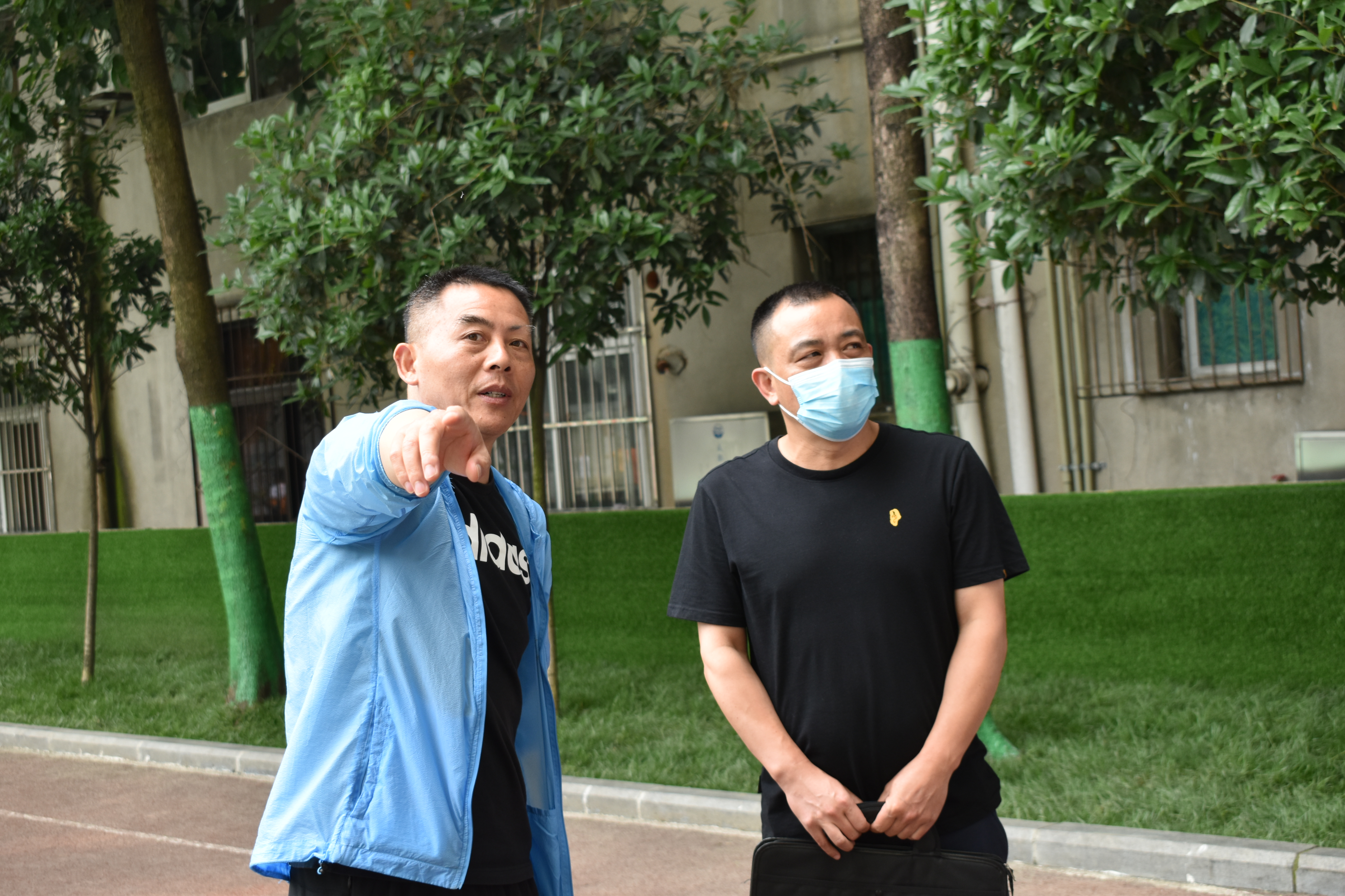 双流区水务局卢明刚科长一行视察验收实小东区节水型校园创建