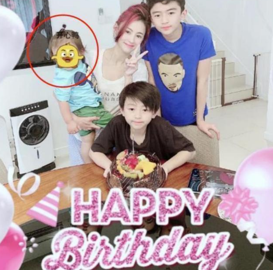 张柏芝三儿子曝光，高颜值超越两个哥哥，网友