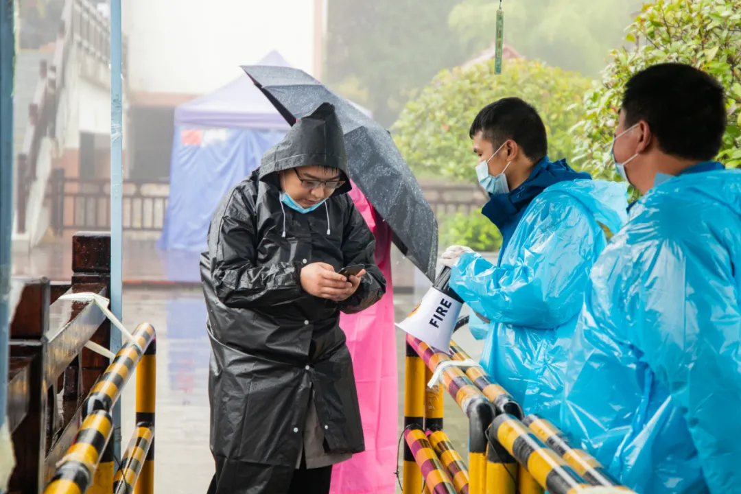 长假出游热情高，峡谷温暖迎游客