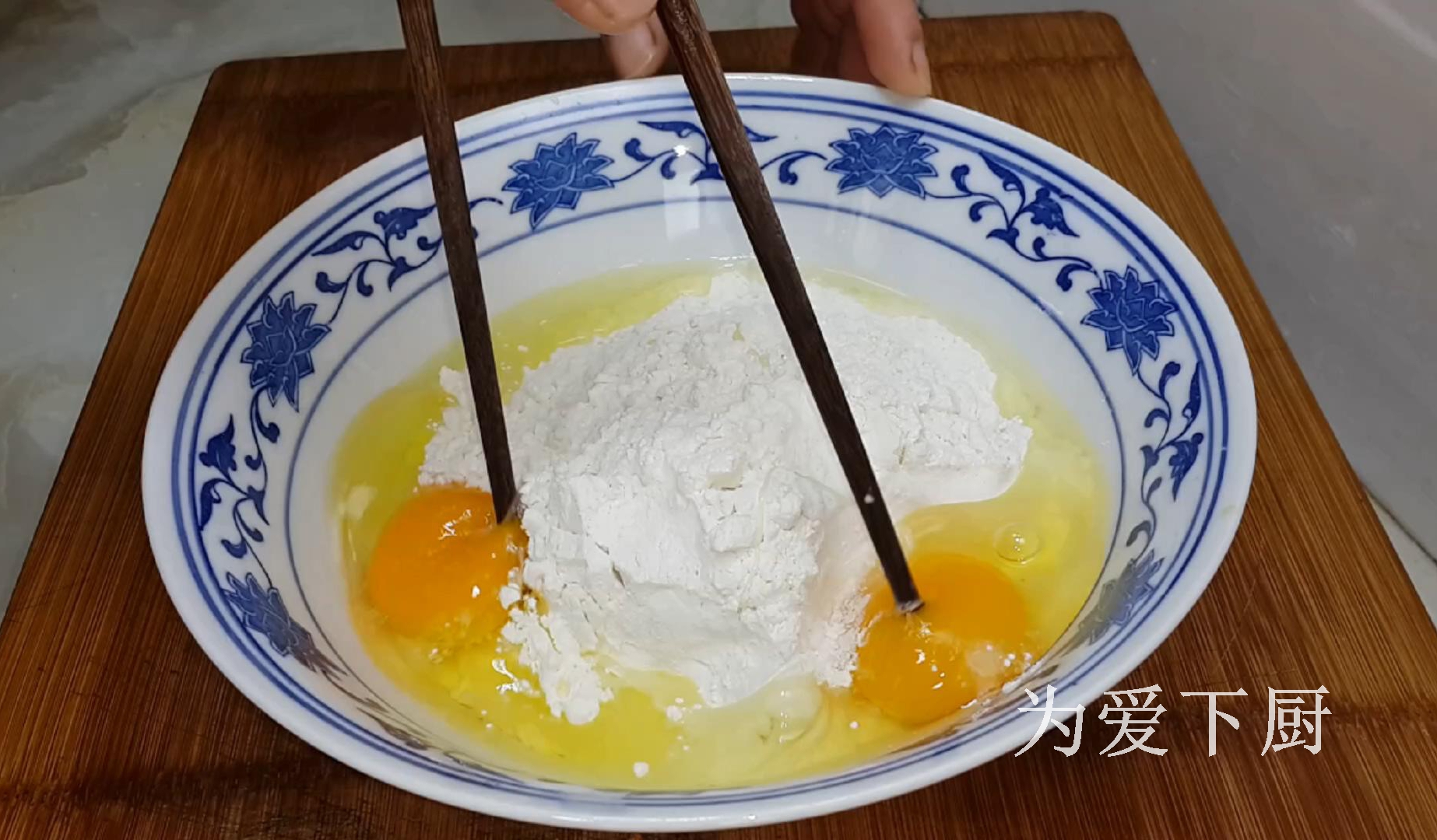 油條這做法才好吃，鍋裡炒一炒，個個焦脆香甜，出鍋全家人都愛吃