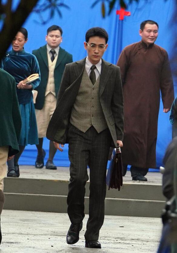 朱一龙《叛逆者》最新路透照片曝光，儒雅的气