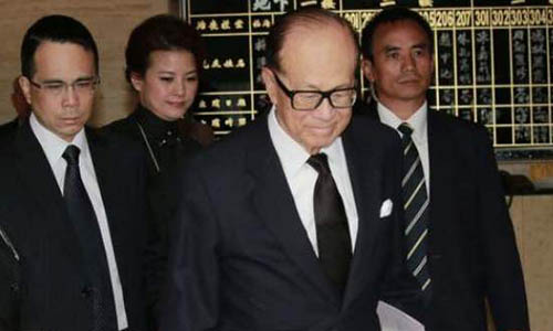 “他”在赌王葬礼上扶灵，作风低调，竟是“第