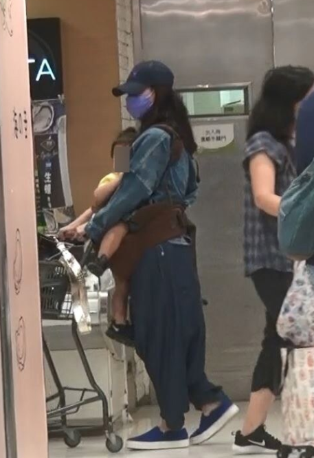 张柏芝抱小儿子超市购物，否认怀第四胎，自曝正式封肚不再生育
