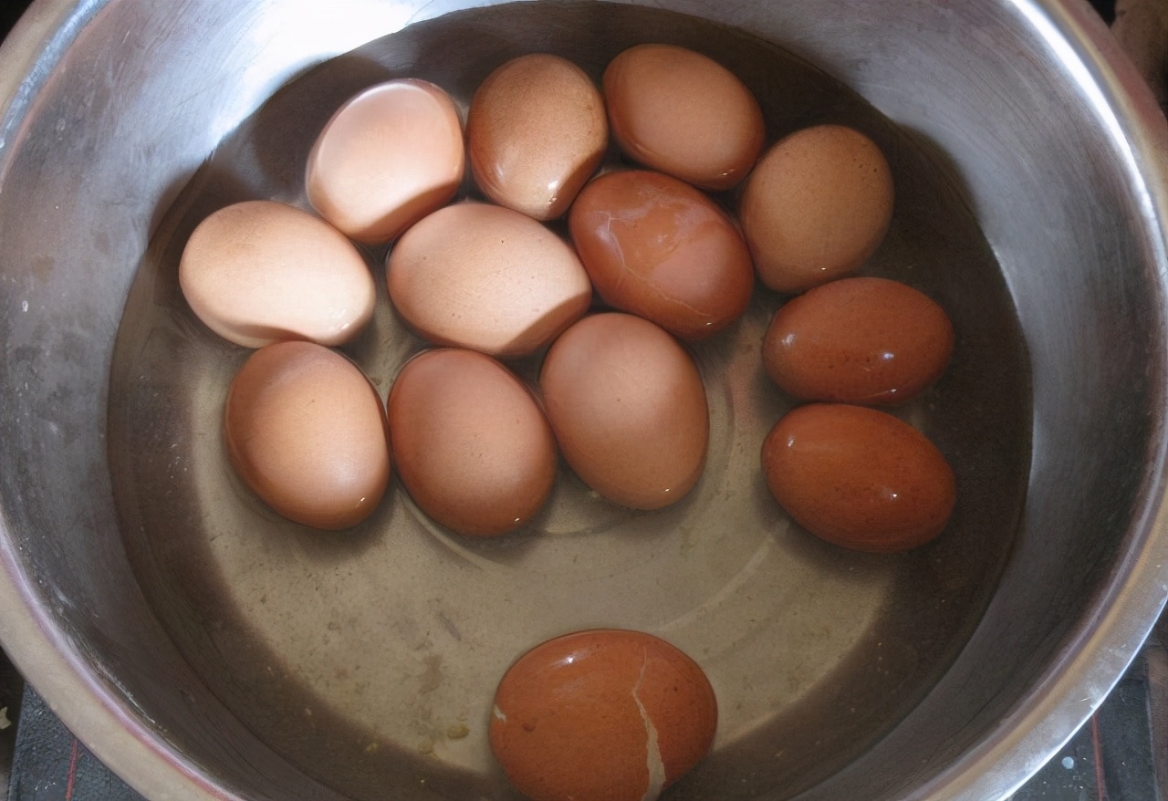 滷蛋在家做，教您詳細做法，雞蛋又香又入味，比早餐店賣得好吃