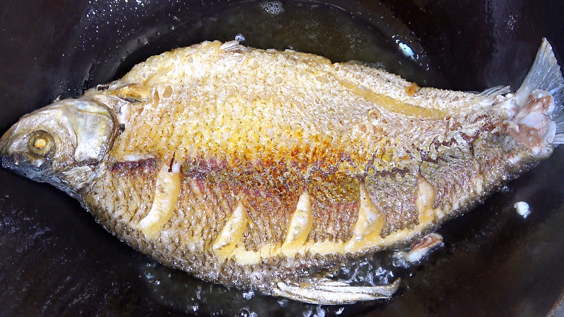 煎魚時，不要撒鹽和用薑抹鍋底，大廚教你一招，煎魚不粘鍋不破皮