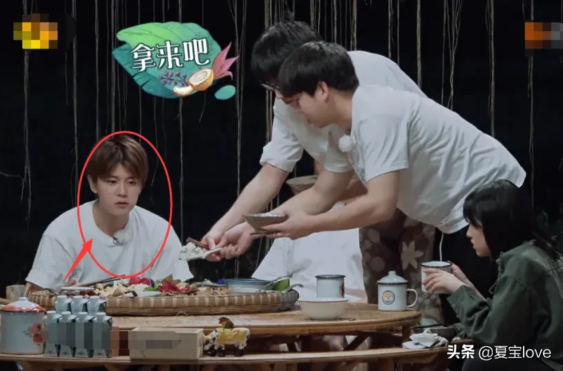 彭昱畅许魏洲抢着吃饭，谁注意任嘉伦的反应？