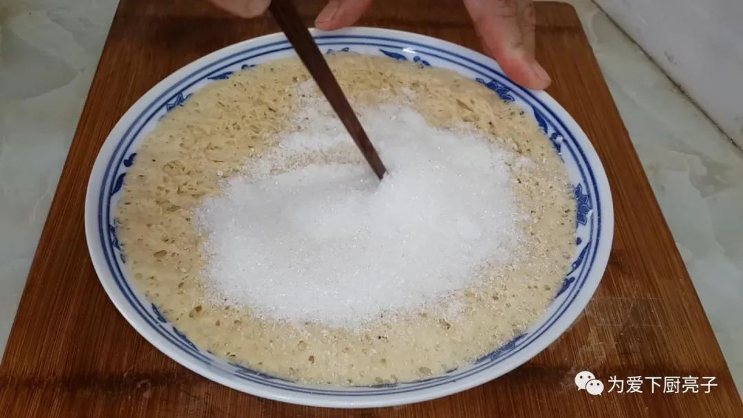 早餐饼这样做才香，锅里一炸，个个松软不吸油，我家一周吃五次
