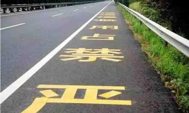 一对男女“情难自禁”，应急道停车“叠罗汉”