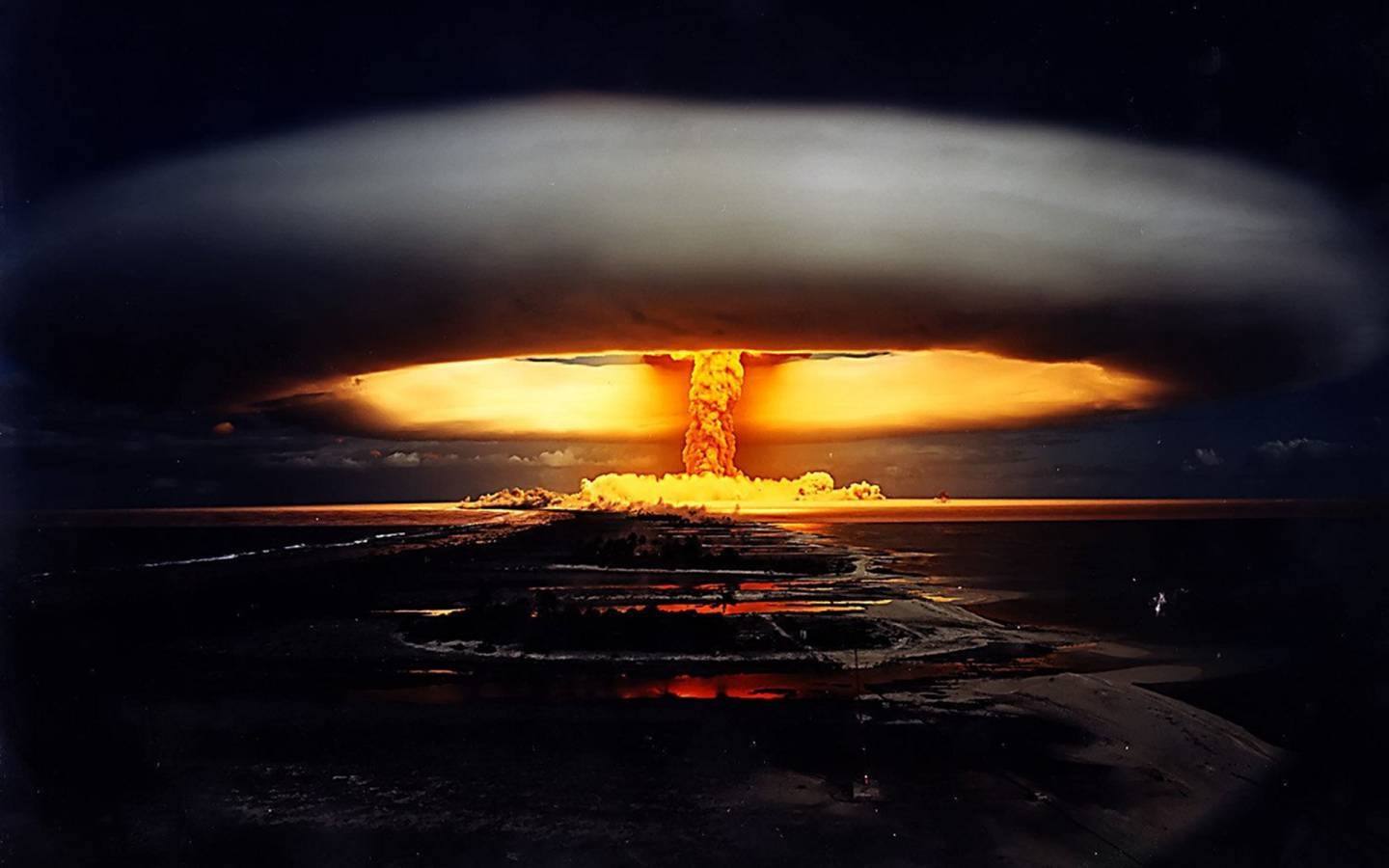 当中国第一颗原子弹试爆成功后，美、苏、英、