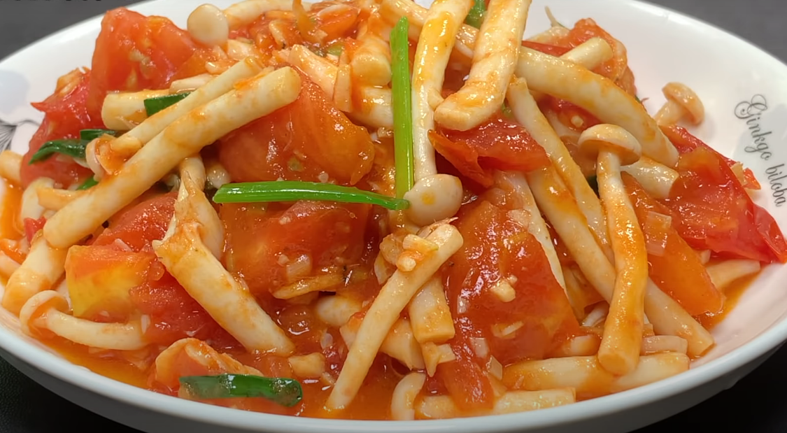 Two tomatoes and a handful of seafood mushrooms are delicious, delicious and nutritious.