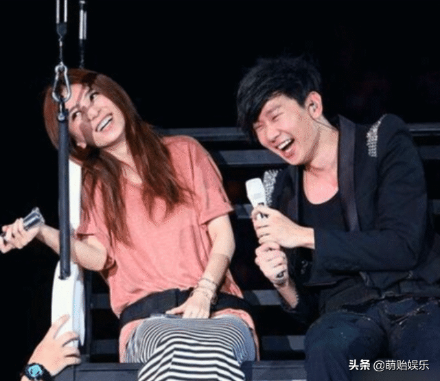 有一种整容叫“林俊杰梳大背头”！网友：早这