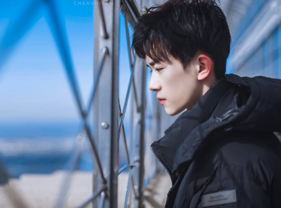 胡歌与千玺接受专访，畅谈从偶像转为演员实力