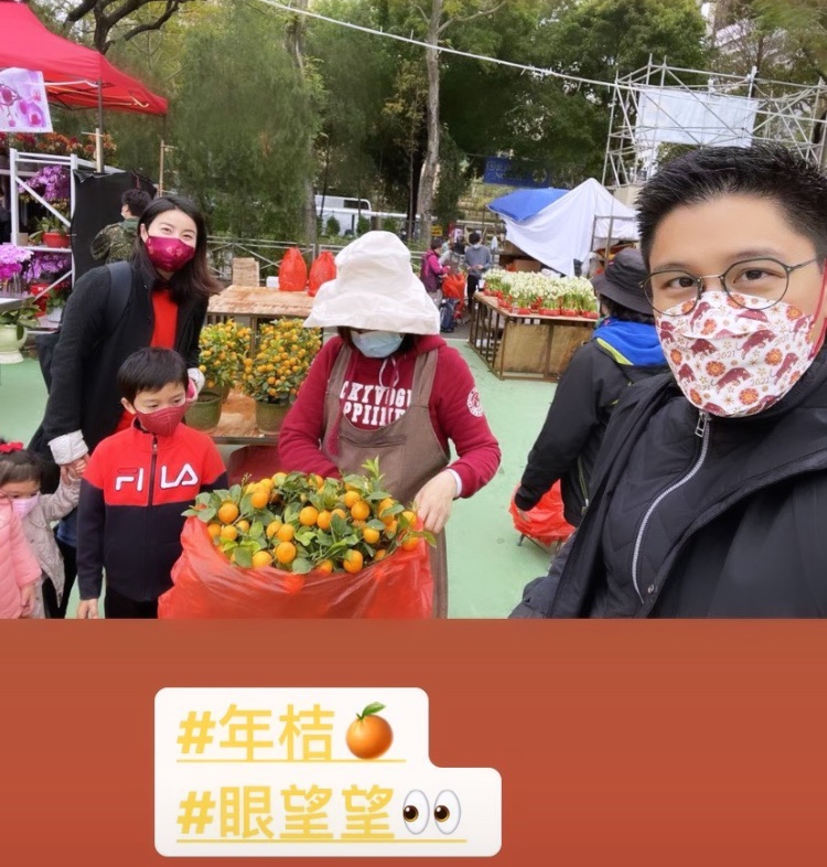 霍啟剛郭晶晶一家逛花市畫面溫馨，大兒子牽著倆妹妹超有哥哥範