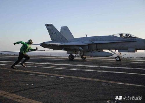 航母地勤有多危险？美国航母阻拦索断裂，瞬间