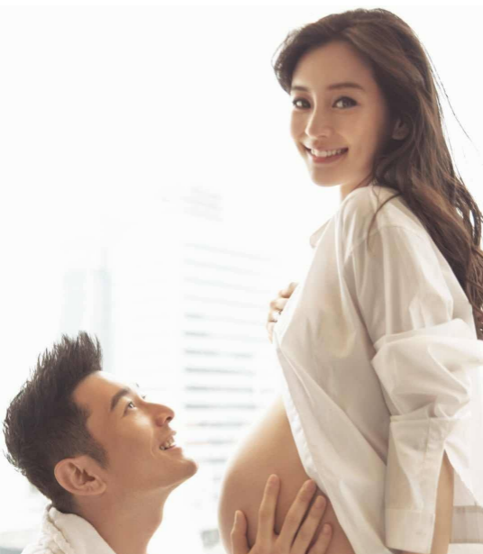 红裙|Baby一袭红裙出席活动 优雅迷人,惹得粉丝阵阵尖叫