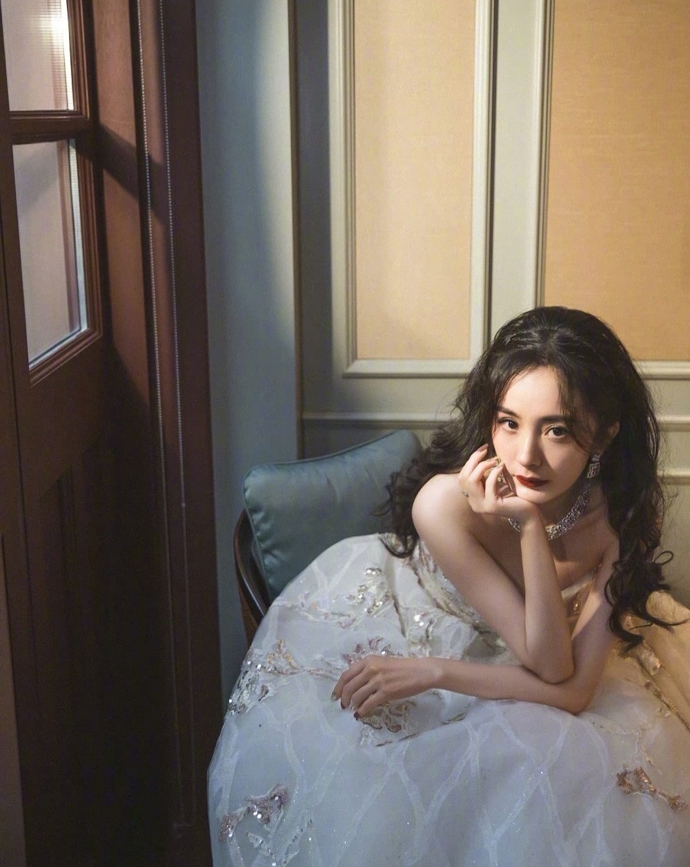 Yang Mi Tan Bai young thin aesthetic, express oneself also not up to mark, hope the girl can be treated by fairness