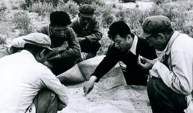 1954年，毛主席為什么要決策成立新疆生產建設兵團？