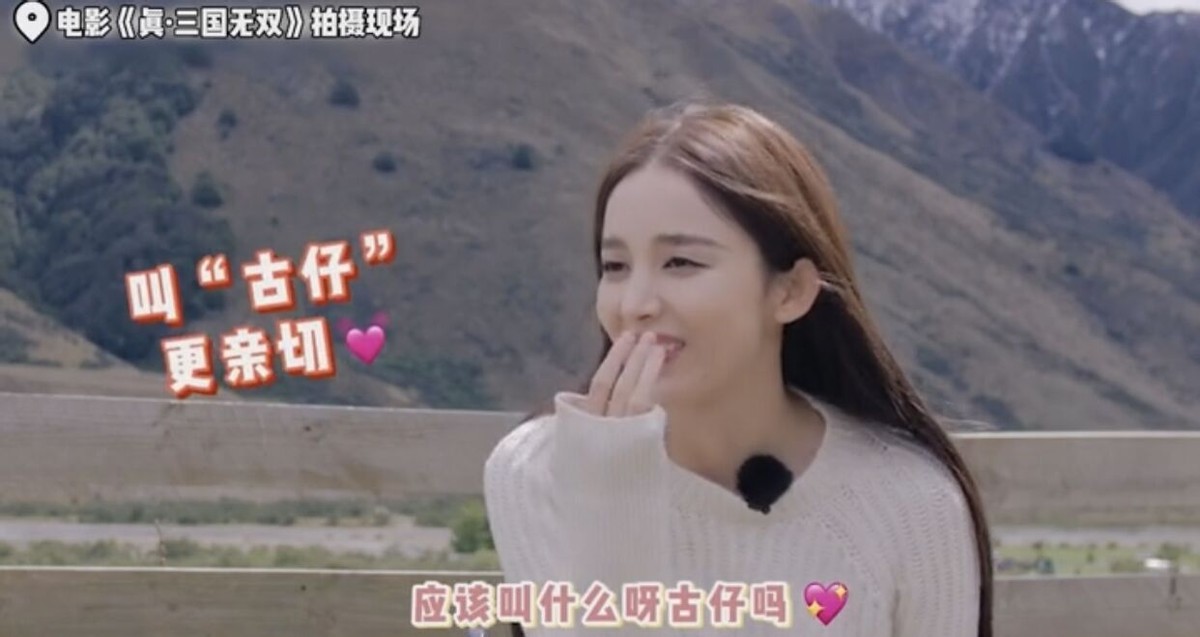 古天乐帮娜扎整理头发，女方表情一脸娇羞，两人差22岁演情侣