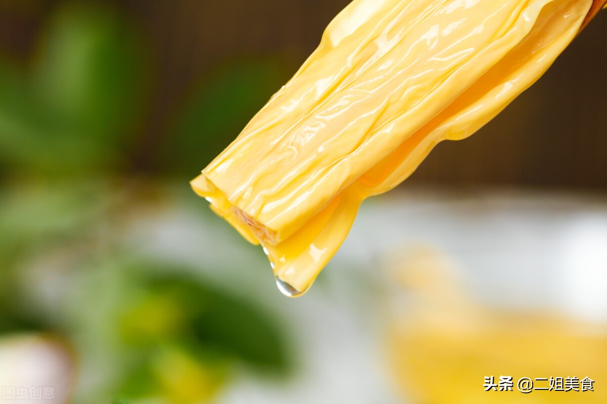 泡发腐竹，别只会用清水，牢记3个步骤，半小时搞定，弹润有韧劲