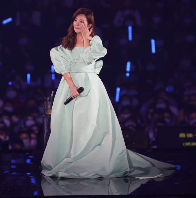 离婚10个月，梁静茹在舞台上瘫坐痛哭，感谢新男