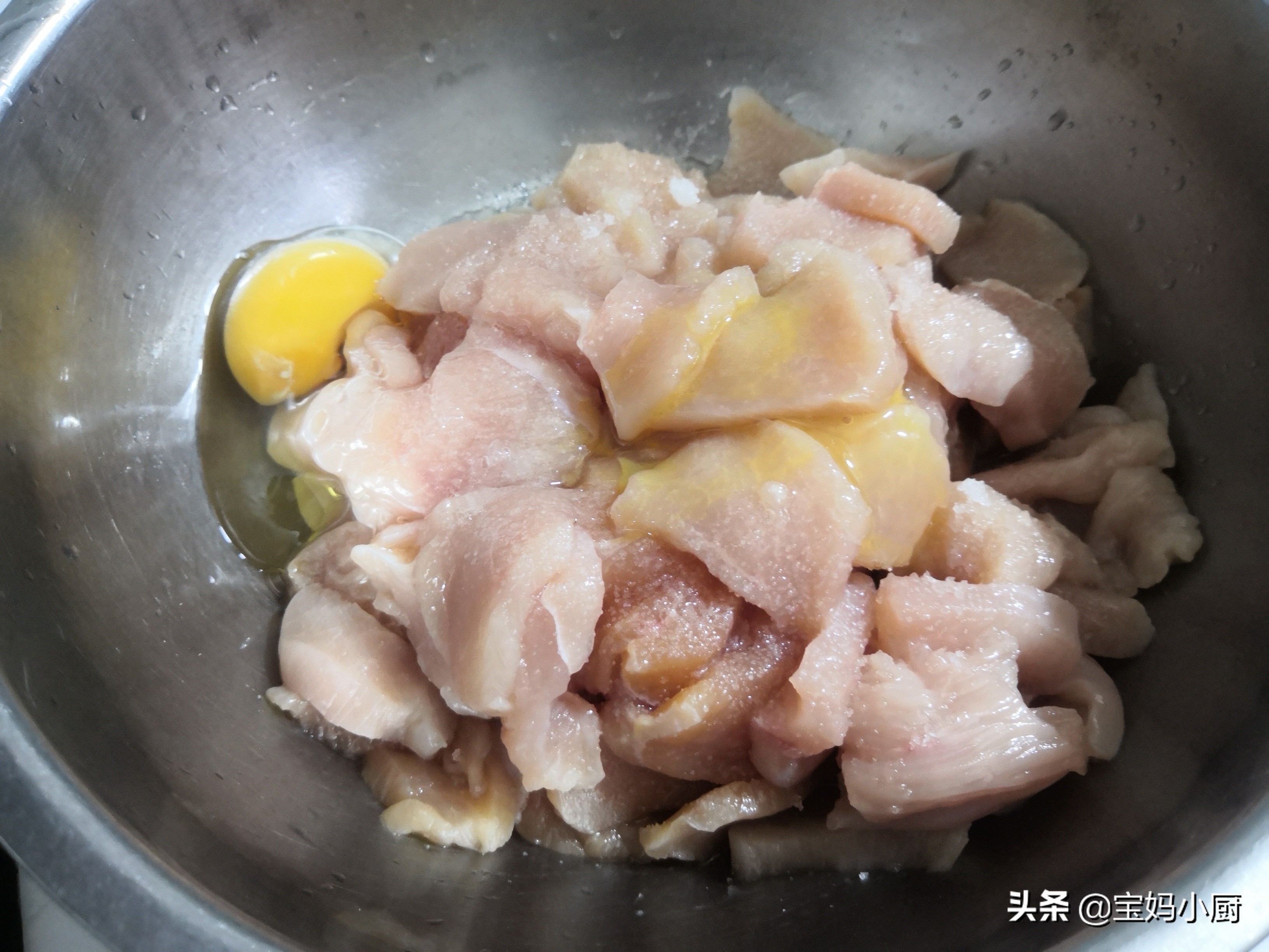 鸡胸肉这样做，能当零食能当下酒，12块钱能做两大盘，可香了