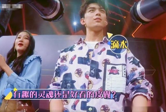 吴磊质疑被喷水量多，谁注意被喷时关晓彤举动