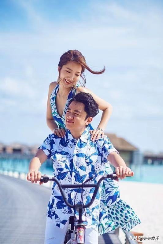 王祖藍曬全家福官宣二胎，小女兒正臉曝光，寵妻狂魔變女兒奴