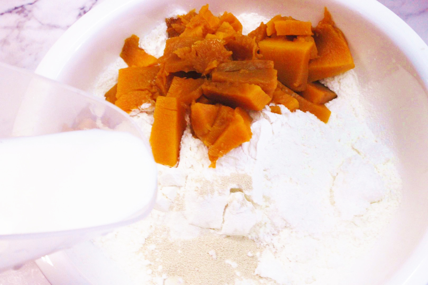 一块南瓜，一碗面粉，教您做超简单的南瓜炼乳欧包，美味还营养