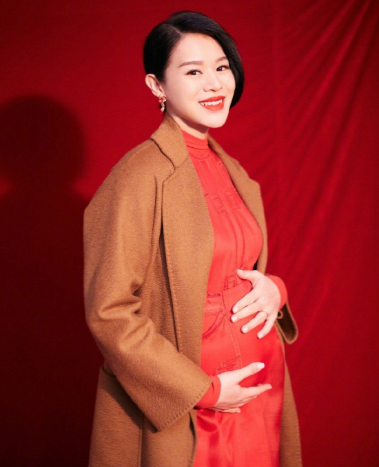 胡杏兒分享母子對話，奕霖親吻媽媽孕肚放言要爭寵，童言童語超萌