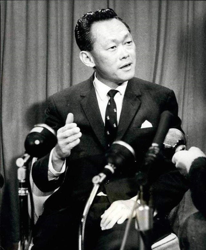先在新加坡废汉语，后又扶持汉语学校发展，李光耀在“算计”什么