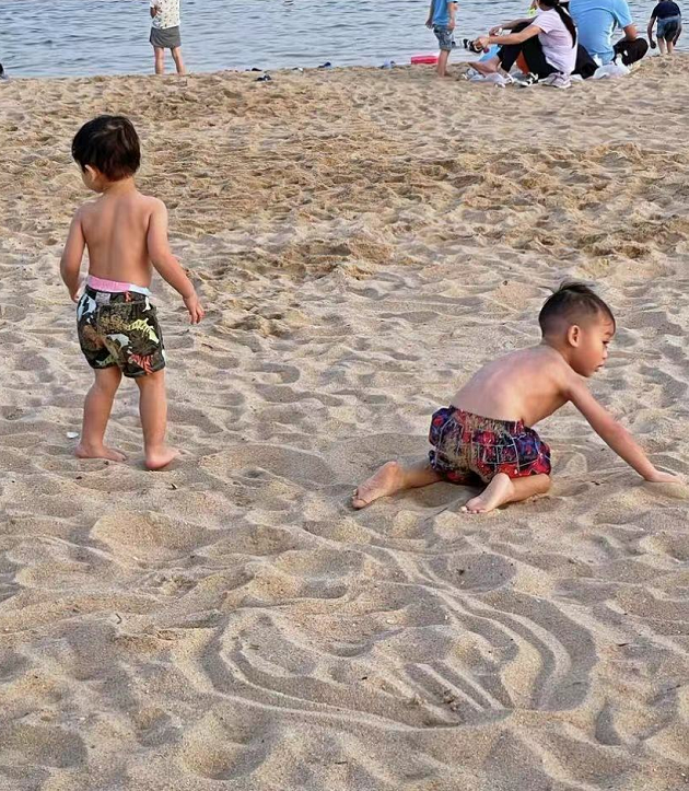 胡杏儿老公晒儿子游泳照，告别暑假带娃生活，奕霆奕霖颜值差异大