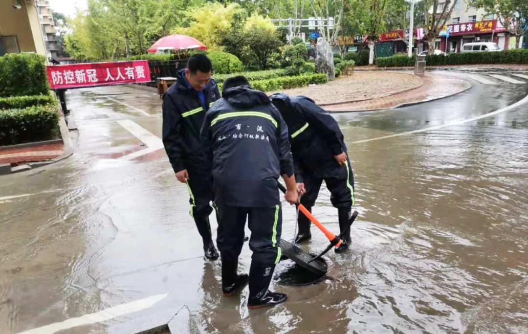 临沭县综合行政执法局全员出动多措并举做好城市防汛工作