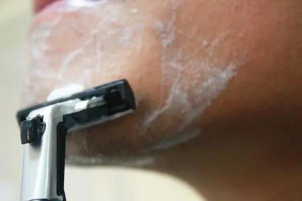 醫生再次提醒：男性壽命和鬍子無關，但3個時間段，確實不適合刮